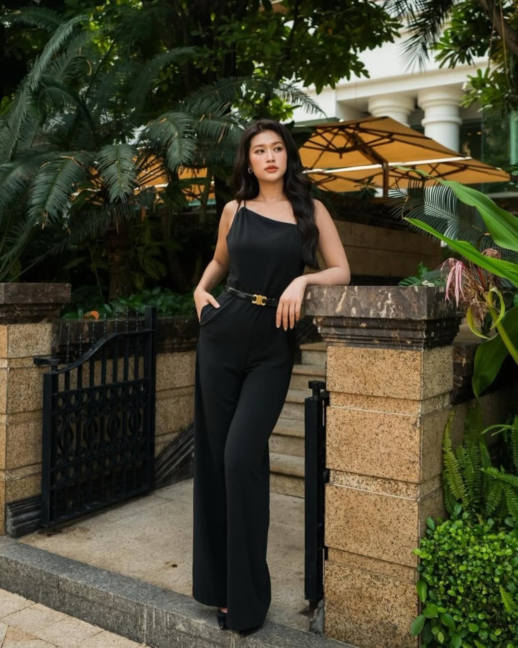 Đoàn Thiên Ân quê Long An, đăng quang Miss Grand Vietnam tháng 10/2022. Trước đó, cô là Hoa khôi Áo dài nữ sinh Việt Nam. Người đẹp từng thi Miss Grand International 2022, tổ chức ở Indonesia, vào top 20 chung cuộc. Một năm qua, cô nhận phản hồi tốt khi thử sức diễn xuất ở hai dự án Công tử Bạc Liêu, Nụ hôn bạc tỷ.