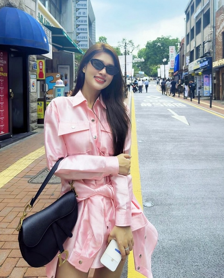 Trong một lần đến Seoul, Hàn Quốc năm 2023, cô xách túi yên ngựa của Dior, kết hợp váy sơ mi màu hồng nữ tính.