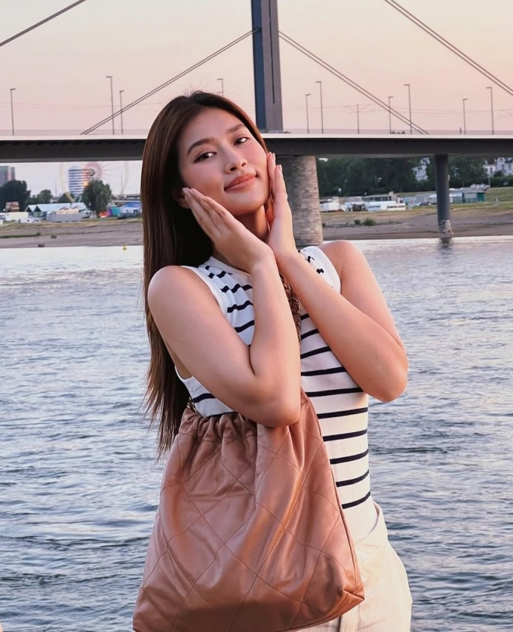 Người đẹp dạo chơi với bộ cánh năng động cùng túi Chanel 22 - thuộc top phụ kiện được săn lùng nhiều nhất năm 2022 với giá 5.800 USD (hơn 150 triệu đồng).