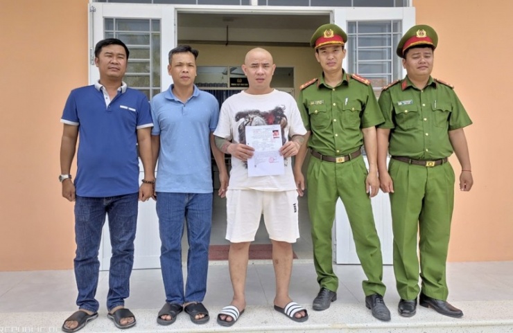 Sang đến Công an xã đầu thú.