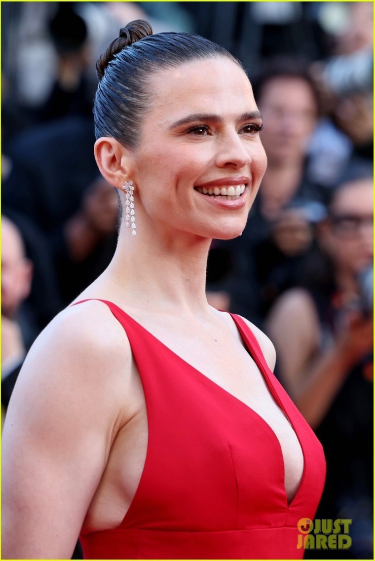 Hayley Atwell nổi bật với chiếc váy đỏ có thiết kế khá lạ mắt. Trang phục vừa tuân thủ quy định của ban tổ chức, vừa giúp cô khoe được lợi thế hình thể. Ảnh: Just Jared.