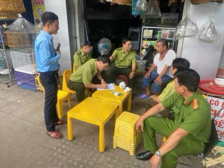 Lực lượng chức năng kiểm tra tại các cơ sở kinh doanh trên địa bàn.