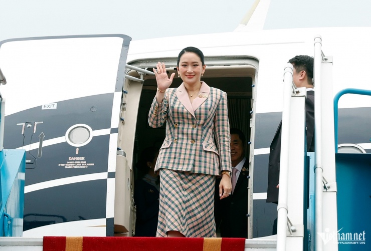 Thủ tướng Paetongtarn Shinawatra vẫy tay chào