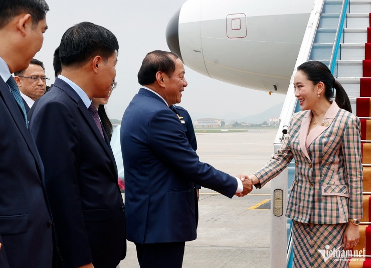 Bộ trưởng Nguyễn Văn Hùng đón Thủ tướng Paetongtarn Shinawatra