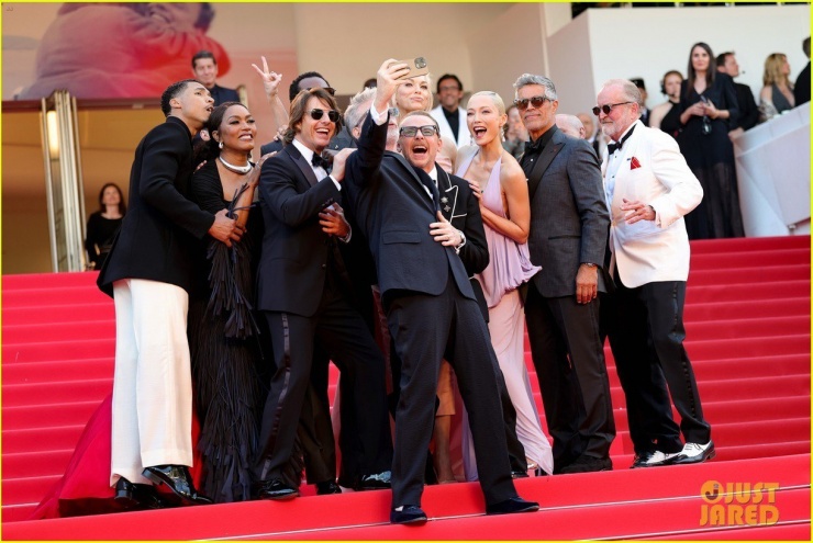Tom Cruise (thứ ba từ trái sang) cùng dàn diễn viên chụp ảnh selfie trên thảm đỏ khi đến dự buổi công chiếu phim Mission: Impossible - The Final Reckoning trong khuôn khổ Liên hoan phim Cannes lần thứ 78. Ảnh: Just Jared.