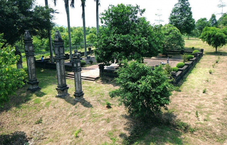 Toàn cảnh khu lăng mộ vua Lê Túc Tông. Ảnh: Lê Dương