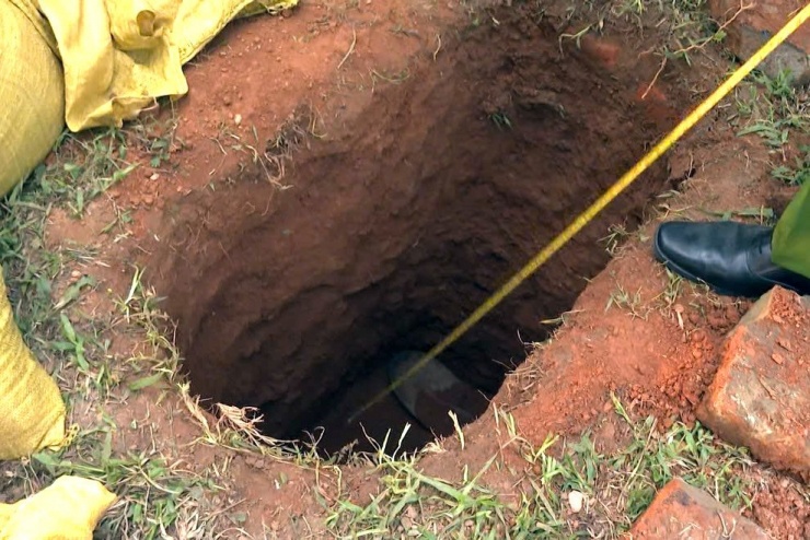 Hố sâu các đối tượng đào trên lăng mộ để tìm cổ vật. Ảnh: CACC