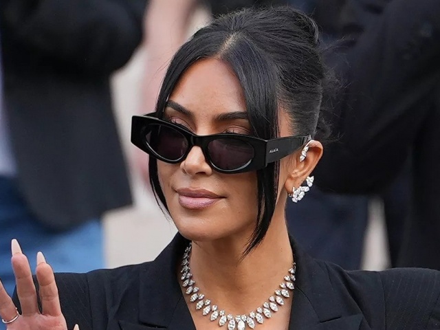 Kim Kardashian mặc lộng lẫy ra tòa