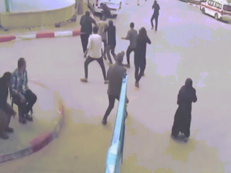 Khoảnh khắc bom xuyên Israel lao xuống bệnh viện ở Gaza