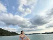 MC Cát Tường diện bikini đi bắt hến khiến netizen "ná thở"