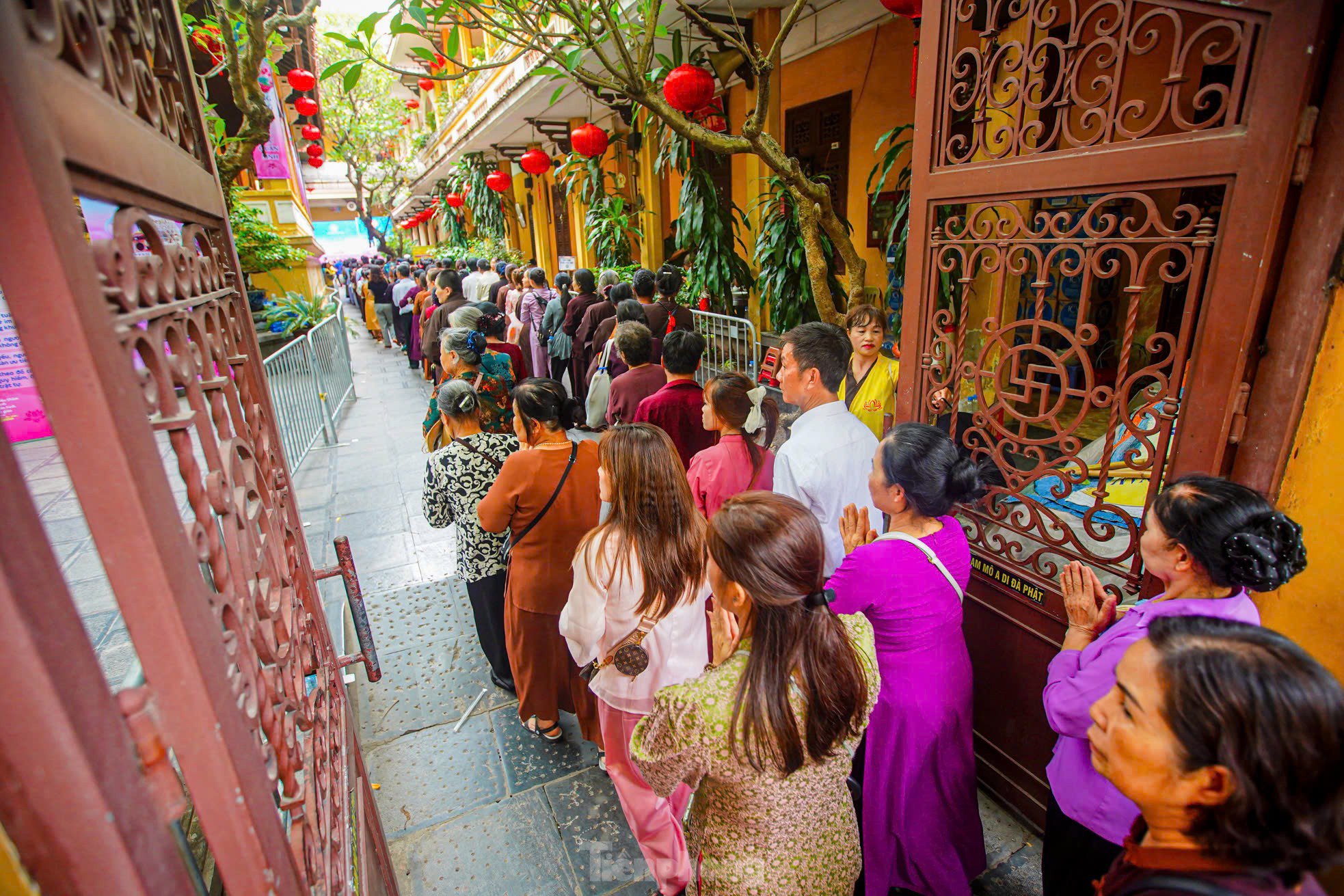 Người dân xếp hàng cả cây số để vào chùa Quán Sứ - 2