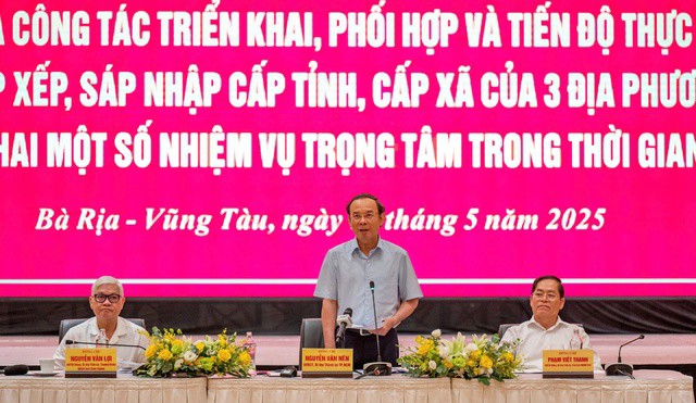 Bí thư Thành ủy TP HCM Nguyễn Văn Nên, Bí thư tỉnh ủy Bà Rịa - Vũng Tàu Phạm Viết Thanh và Bí thư Tỉnh uỷ Bình Dương Nguyễn Văn Lợi chủ trì hội nghị, ảnh: Q.Thắng