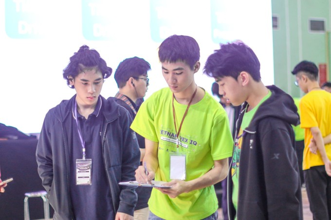 Ngô Văn Tân (giữa) làm tình nguyện viên giải đấu Vietnam VEX IQ National Championship 2023. Ảnh nhân vật cung cấp
