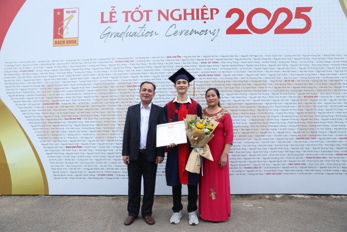 Ngô Văn Tân và bố mẹ trong lễ tốt nghiệp Đại học, hôm 10/5. Ảnh nhân vật cung cấp
