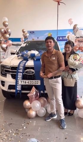 Anh chàng chia sẻ: "Sau 8 tháng được anh chị em trên Tiktok ủng hộ cho Lộc, thì cuối cùng...vợ Lộc đã thưởng cho Lộc chiếc xe đẳng cấp nhé anh chị em".