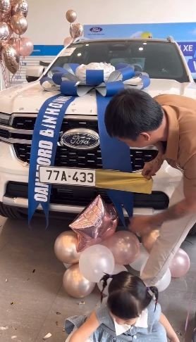 Bài đăng của Lộc Fuho hiện tại đã thu hút gần 50.000 lượt yêu thích cùng hàng nghìn lượt bình luận khác nhau. Nhiều người còn nói đùa "chắc cũng phải đổi nghề phụ hồ giống như Lộc".