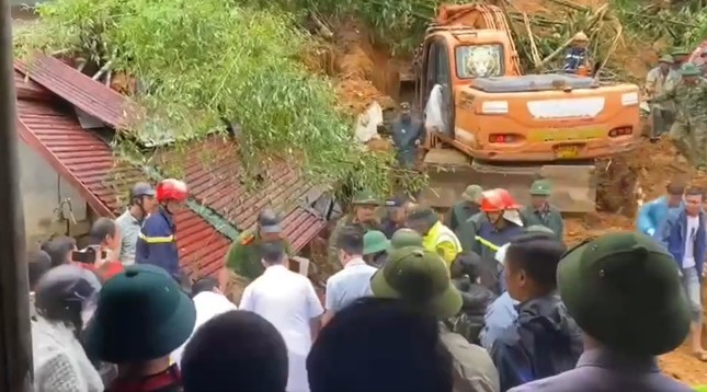 Lực lượng chức năng huy động máy móc đến tìm kiếm nạn nhân.