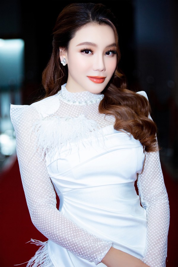 Hiện tại, cuộc sống của Hồ Quỳnh Hương bình lặng, trầm tĩnh hơn. Cô không còn như ngày xưa "ăn thua" với đời và có lẽ vì vậy, cô cảm thấy hạnh phúc thực sự.