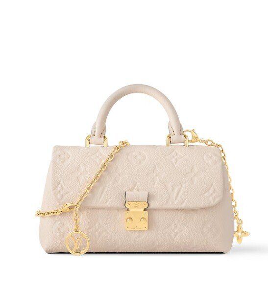 Đinh Ngọc Diệp còn phối đồ tươi trẻ năng động với mẫu túi Nano Madeleine của nhà Louis Vuitton, mẫu thiết kế được bán tại store Việt Nam với mức giá 57.5 triệu đồng.