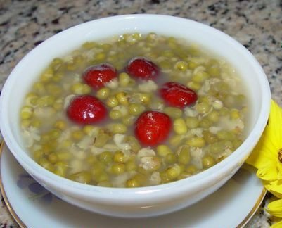 Cháo đậu xanh táo đỏ kỷ tử bổ khí huyết, dưỡng gan thận.