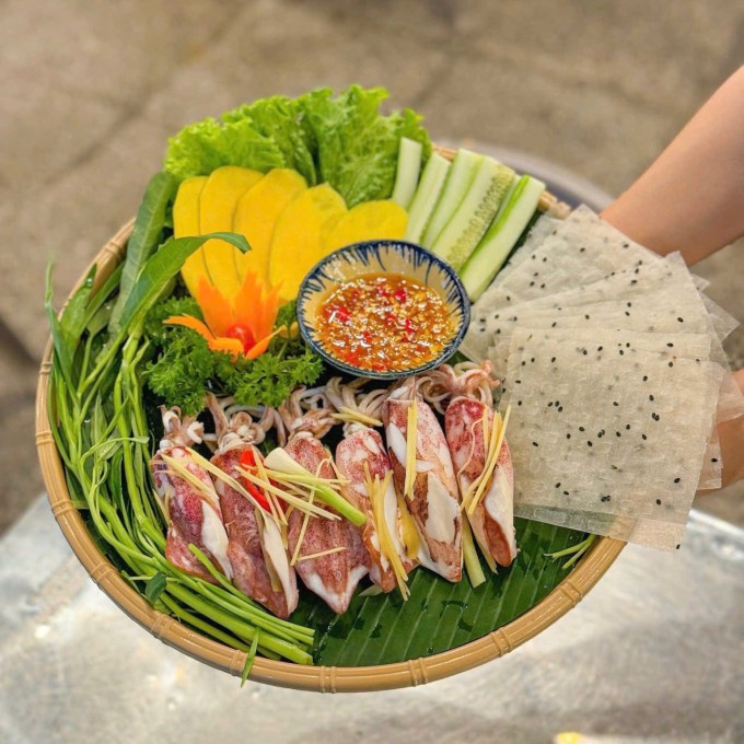 Mực cuốn rau muống - món ăn hot trend gây tranh cãi - 2
