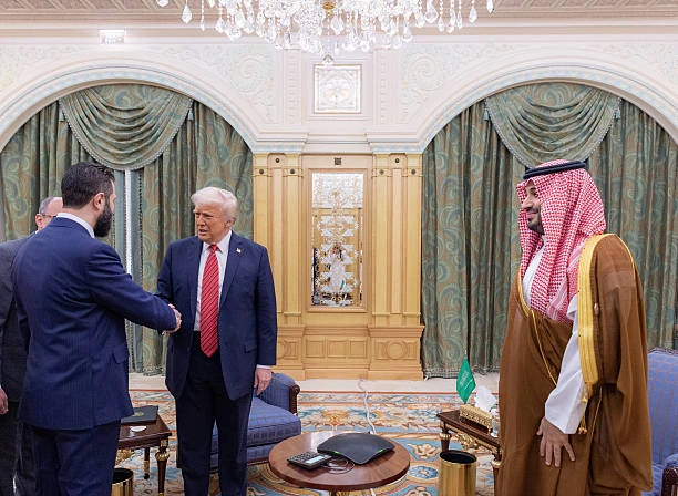 Tổng thống Mỹ Donald Trump bắt tay Tổng thống lâm thời Syria Ahmed al-Shara tại Riyadh (Saudi Arabia) ngày 14-5. Ảnh: GETTY IMAGES