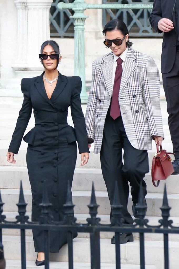 Mẹ con Kim Kardashian gây chú ý với gu mặc sang trọng sáng 13/5. Ảnh: GC Images