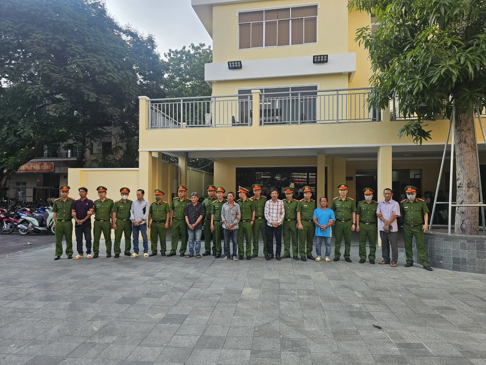 Trong số các bị can có nhiều người là cán bộ hải quan. Ảnh: CA