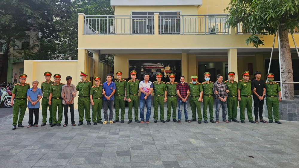 Công an TP.HCM bắt thêm 2 cán bộ hải quan trong vụ buôn lậu hàng triệu lít dầu DO. Ảnh: CA