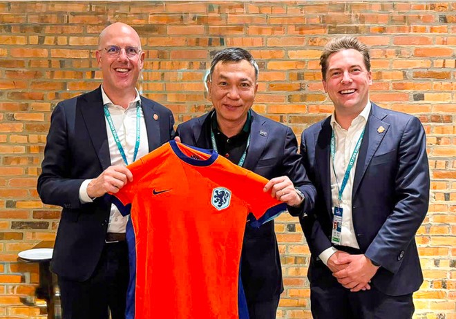 Chủ tịch VFF Trần Quốc Tuấn và Tổng thư ký LĐBĐ Hà Lan Gijs de Jong (trái)