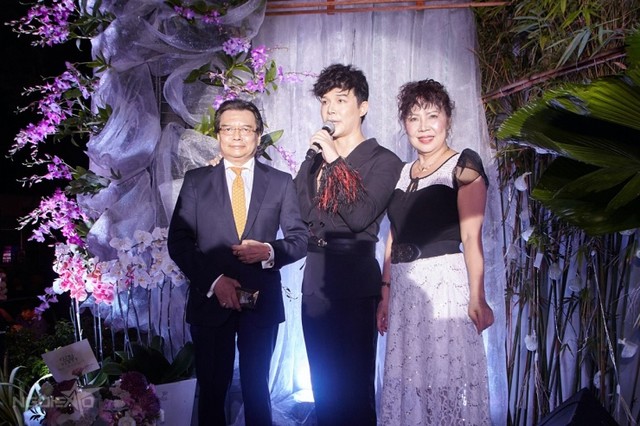 Nathan Lee chụp ảnh cùng bố - cựu đại sứ Trương Triều Dương (bên trái) và mẹ hồi năm 2021.
