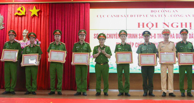 Thứ trưởng Nguyễn Văn Long trao Bằng khen của Bộ Công an tặng các tập thể, cá nhân thuộc Công an các đơn vị, địa phương có thành tích xuất sắc trong đấu tranh chuyên án