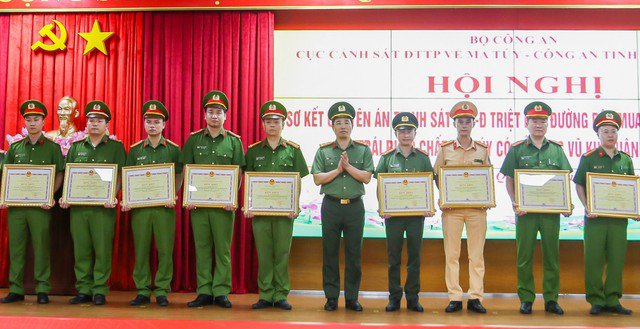 Thừa ủy quyền của Chủ tịch UBND tỉnh Quảng Ninh, đại tá Trần Văn Phúc, Giám đốc Công an tỉnh Quảng Ninh, trao Bằng khen của UBND tỉnh tặng các cá nhân thuộc Công an tỉnh đã có thành tích trong đấu tranh chuyên án