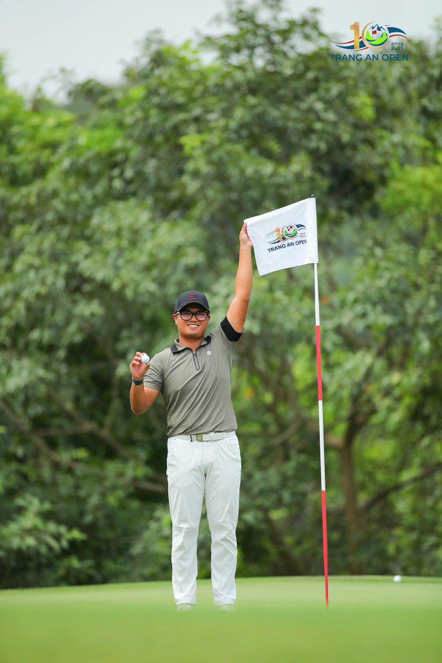 Nguyễn Nhất Long với cú albatross "để đời" trên sân Trang An Golf &amp; Resort.