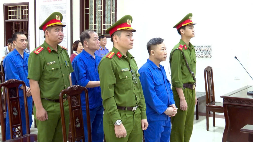 Các bị cáo tại phiên tòa, lần lượt bị cáo Lưu Bình Nhưỡng (đứng đầu), bị cáo Lê Thanh Vân (đứng giữa), bị cáo Nguyễn Văn Vương (đứng cuối). Ảnh: TD