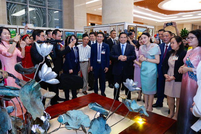 Thủ tướng Phạm Minh Chính và Thủ tướng Paetongtarn Shinawatra tham quan triển lãm các sản phẩm thủ công mỹ nghệ đặc sắc của Việt Nam. Ảnh: VGP