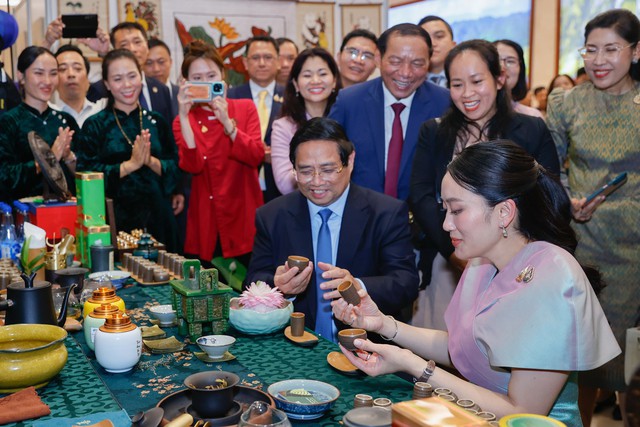 Thủ tướng Phạm Minh Chính và Thủ tướng Paetongtarn Shinawatra thực hiện cách thức pha trà truyền thống của Việt Nam. Ảnh: TTXVN