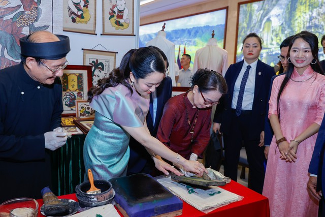 Thủ tướng Phạm Minh Chính và Thủ tướng Paetongtarn Shinawatra chứng kiến các nghệ nhân trình diễn, sáng tạo ra các tác phẩm thủ công mỹ nghệ. Ảnh: VGP