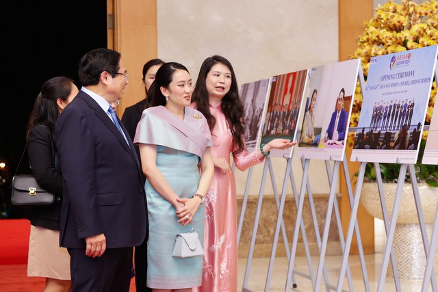 Thủ tướng Phạm Minh Chính và Thủ tướng Thái Lan Paetongtarn Shinawatra tham quan trưng bày ảnh Việt Nam - Thái Lan. Ảnh: VGP