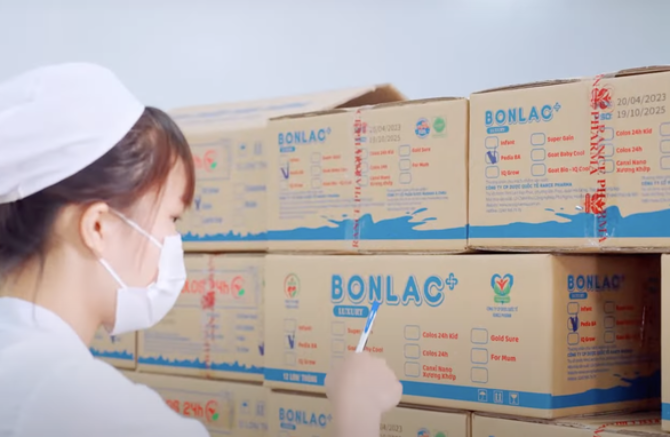 Sản phẩm sữa do Công ty CP Dược dinh dưỡng Hacofood Group trong đường dây sữa giả sản xuất. Ảnh: TL