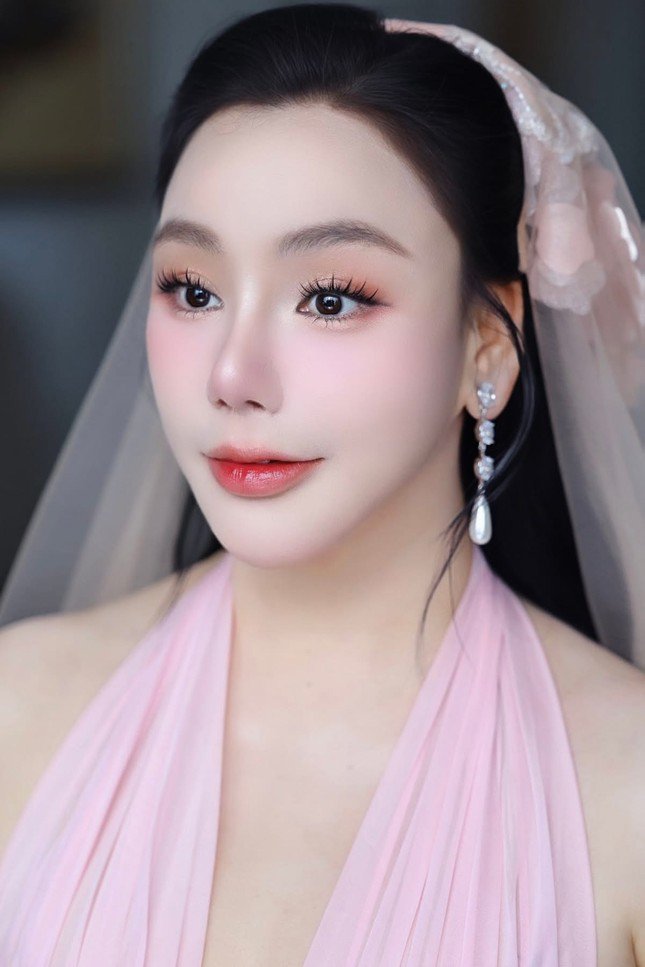 Hồ Quỳnh Hương diện váy cưới màu hồng, trang điểm tone trong veo.