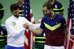Medvedev muốn chi tiền để Djokovic giải nghệ, làm HLV của riêng mình