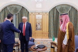 Giới chức Mỹ bất ngờ, bối rối khi ông Trump tuyên bố dỡ bỏ trừng phạt Syria