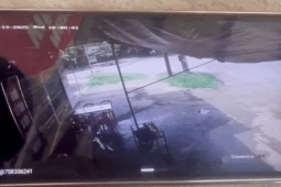 Clip 26 giây ghi lại cảnh thấy xe buýt trôi tự do, phụ xe xả thân ngăn chặn và tử vong thương tâm