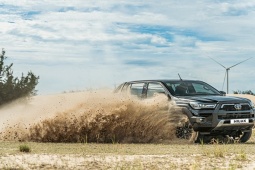 Toyota Hilux - lựa chọn miễn bàn cho dân chơi off-road