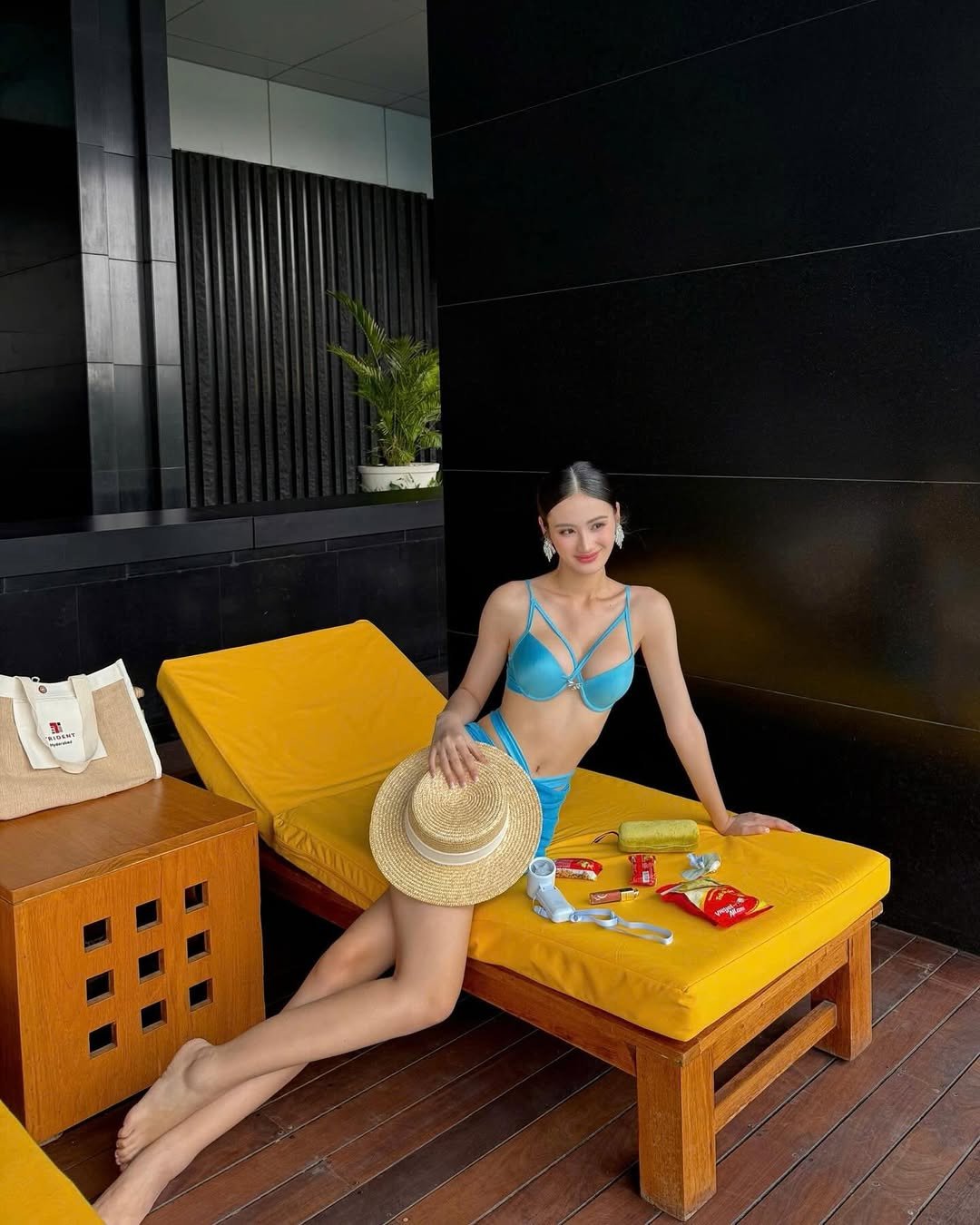Tại hoạt động ngoài trời, Ý Nhi gây chú ý khi diện áo tắm 2 mảnh màu xanh nổi bật, khoe vóc dáng săn chắc và làn da mịn màng.