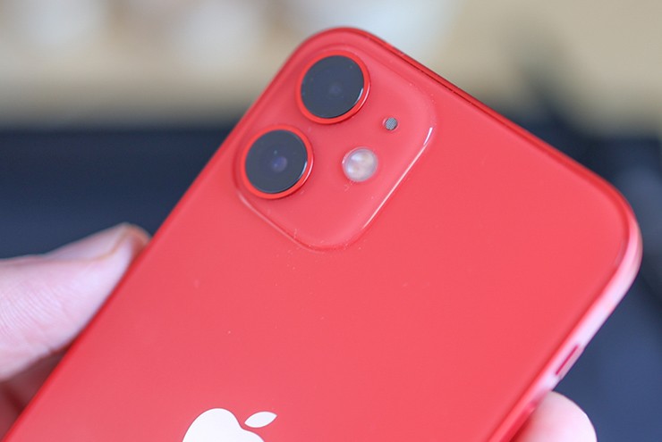 Camera kép và MagSafe hoạt động khá tốt trên sản phẩm.