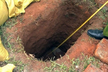 Mộ vua ở Thanh Hóa bị đào một hố sâu, phá vỡ bia đá có chữ Hán