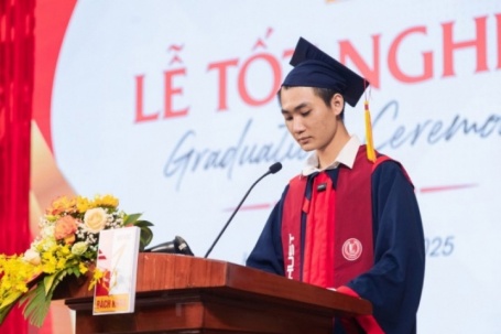 Chàng trai 'gây sốt' với bài phát biểu về bố mẹ không biết chữ