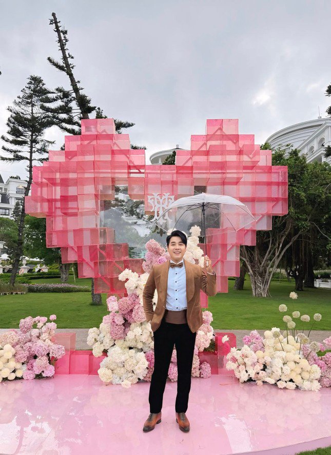 MC Nguyên Khang, Thiều Bảo Trâm và Myra Trần tham dự đám cưới Hồ Quỳnh Hương.